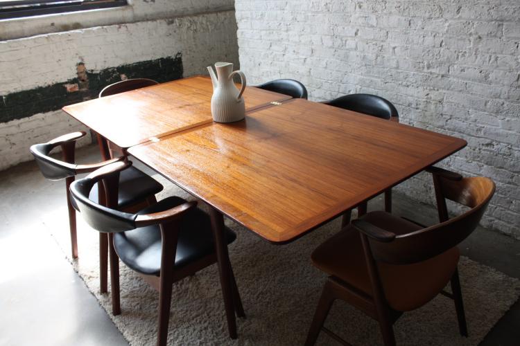 spiseborde-massivt træ-moderne-design-50'er-stole-læder-sort-polstring