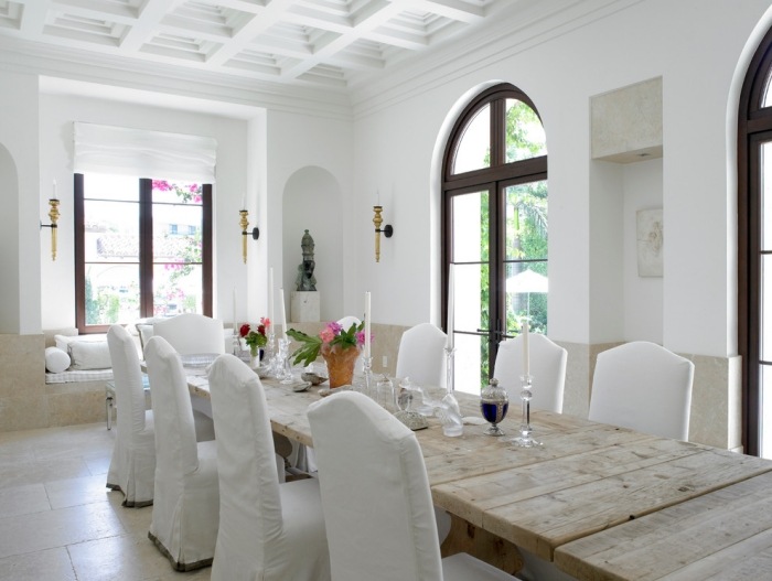lyse-spiseborde-lavet-af-massivt træ-naturligt behandlet-spisestue-hvidt-bord-dekoration-lysestager