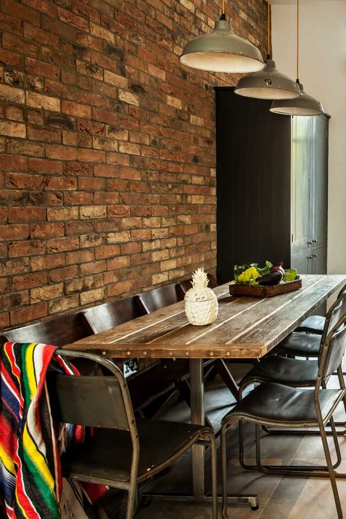 Massivt træbord-industriel stil-mursten-væg-møblering ideer-metal-stole