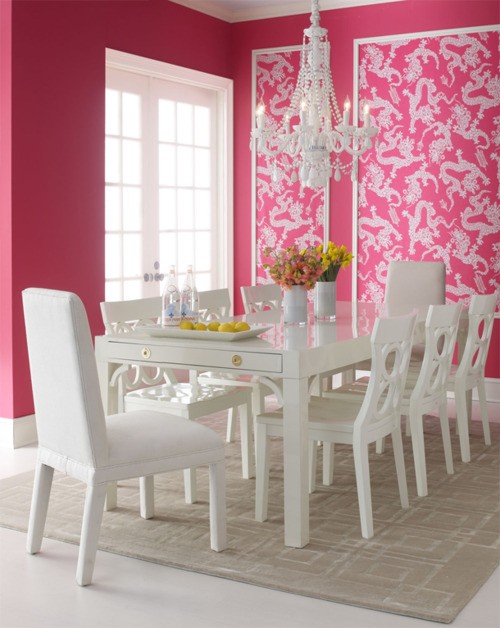 hvid spisestue med lyserøde vægge