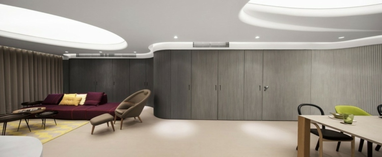 loftsdesign med belysning siddeområde spiseplads væg grå