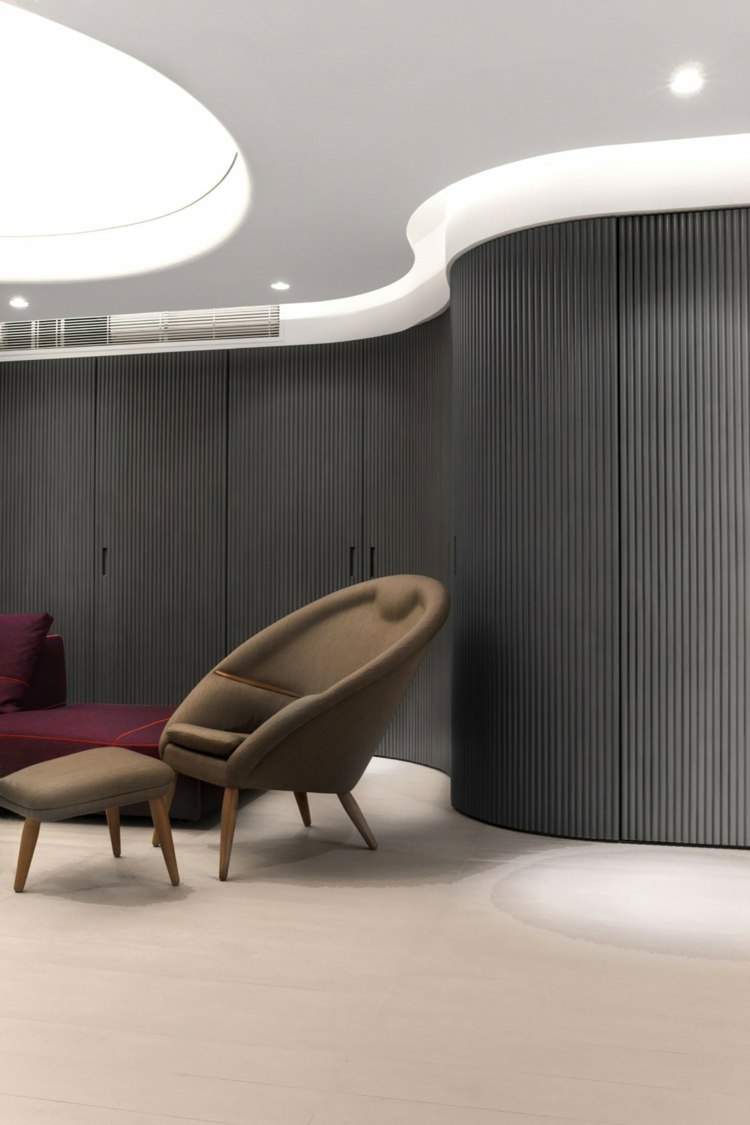 loft design med belysning lænestol skammel moderne organisk form