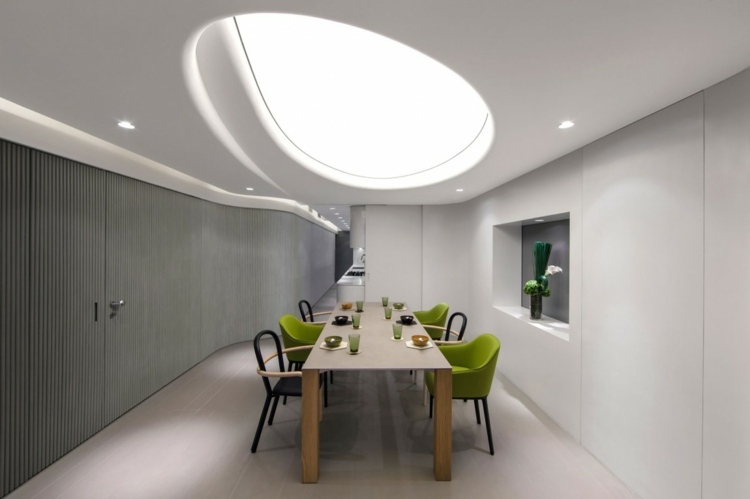 loft design med belysning spiseplads møblering bord stole skab