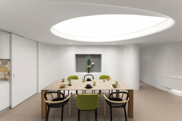 loftsdesign med belysning spisebord træ lysegrønne accenter