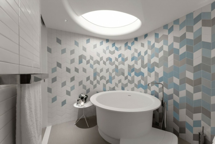 loft design belysning badeværelse badekar runde fliser lys blå grå hvid