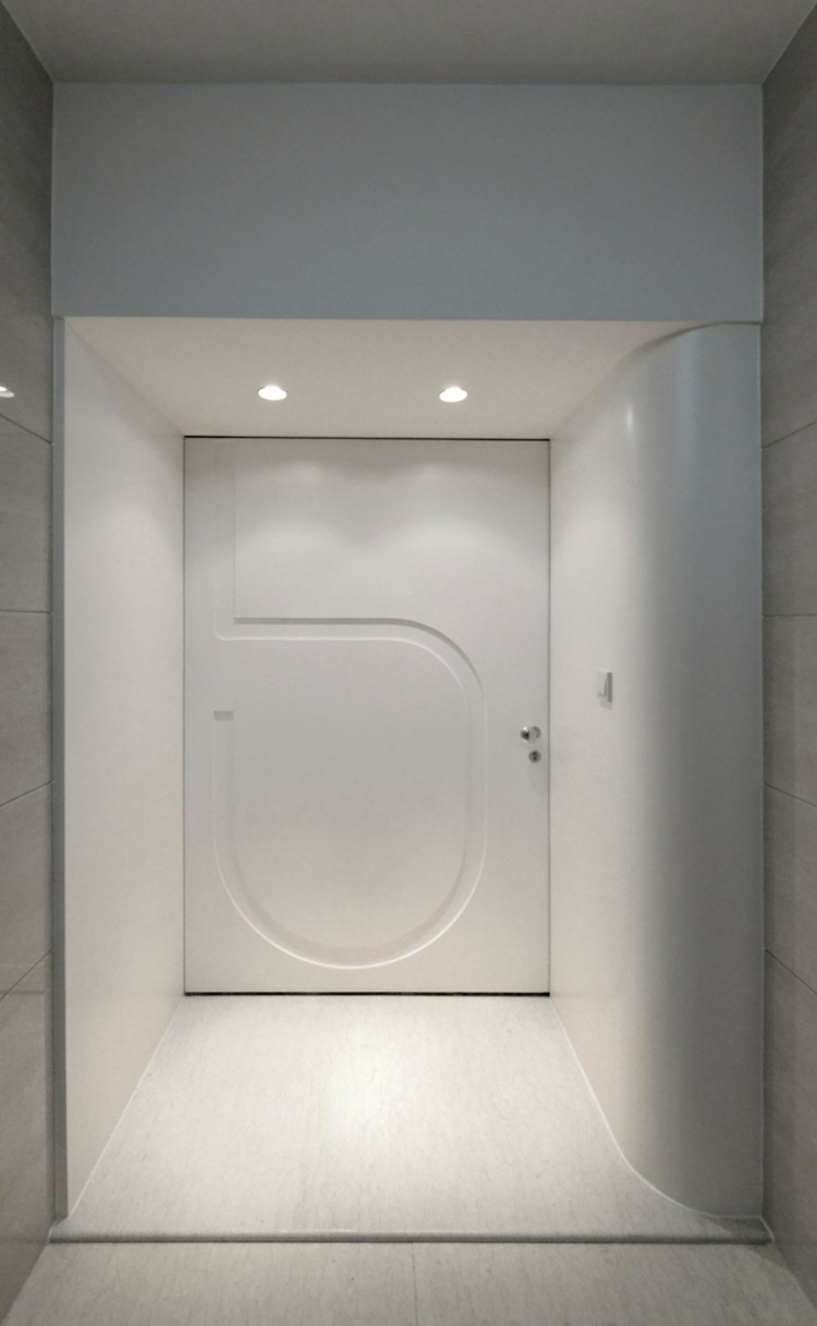 loft design med belysning indgangsdør hvid moderne