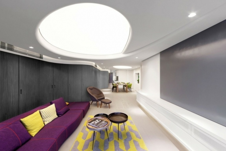 loftsdesign med belysningssofa lilla gulgrå accenter
