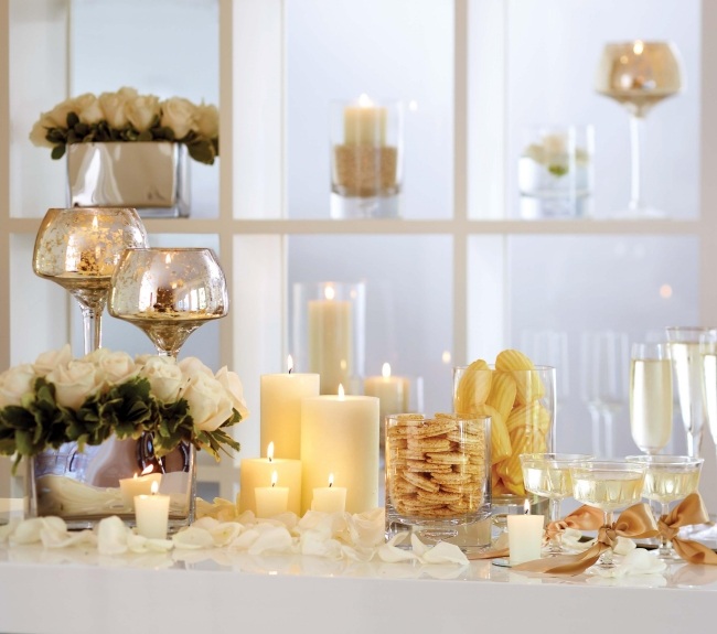 dekoration nytårsfest kreative ideer rosenblade lys champagneglas