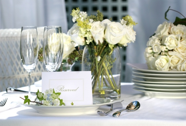 deco nytårsfest bord hvide roser elegant