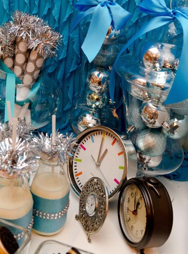 dekoration til nytårsaften blå ure guldkugler vase