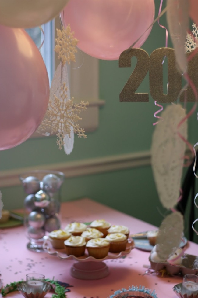 deco nytårsaften fest cupcakes balloner snefnug ideer