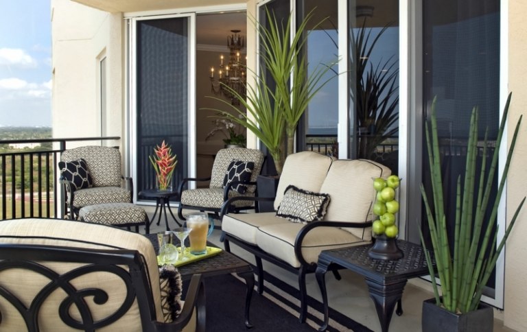 balkon og terrasse metal møbler elegant design plantetæppe