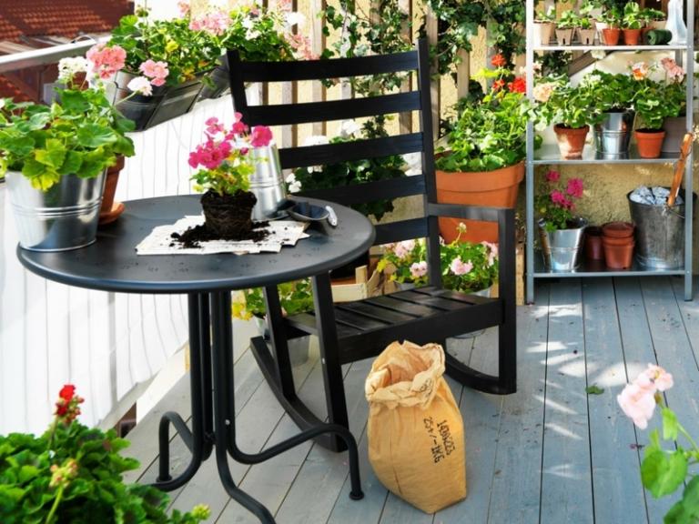 balkon og terrasse sort gyngestol træ metal bord blomster