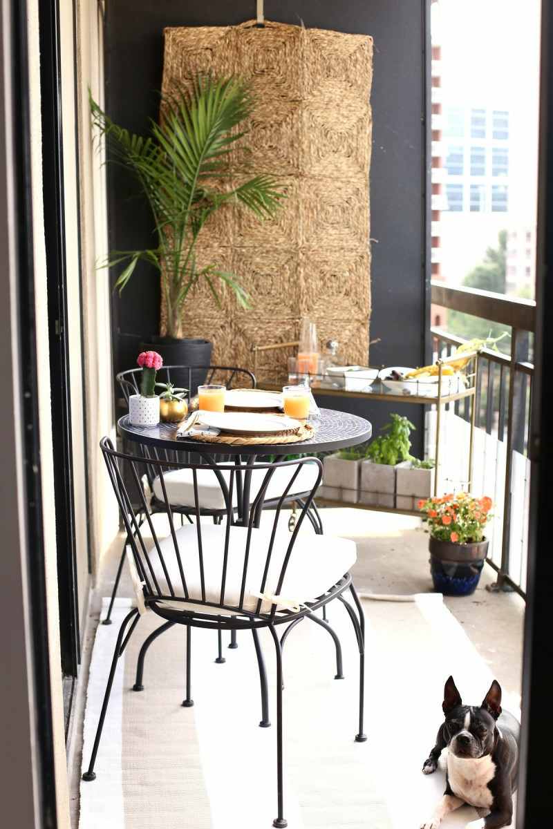 balkon og terrasse lille metal havemøbler væg design plante