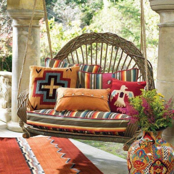 hængende sofa til terrasse og have stribede hynder møbler trends