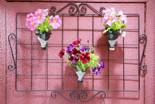 DIY havepynt - fastgør blomsterpotter lodret på et metalgitter