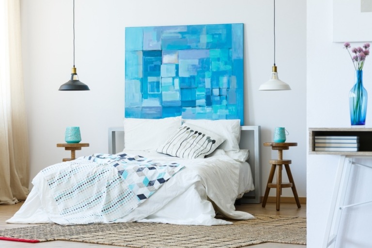 Dekorations tips soveværelse azurblå accenter malerier vaser sengetæppe