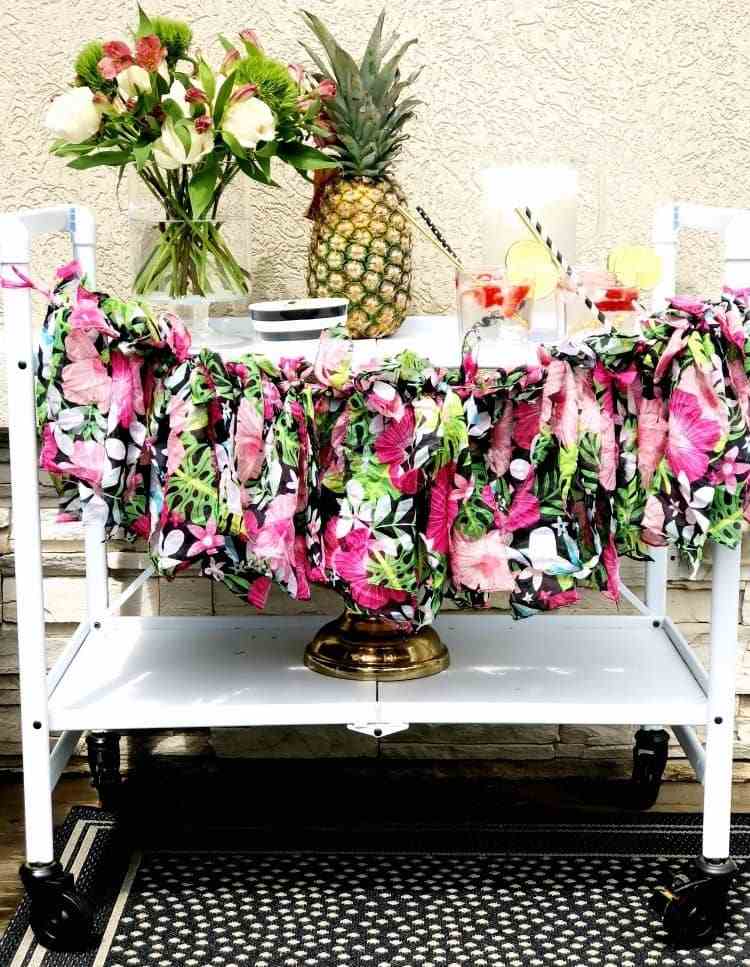 Lav en DIY krans af stof til din egen tropiske dekoration til sommerfesten