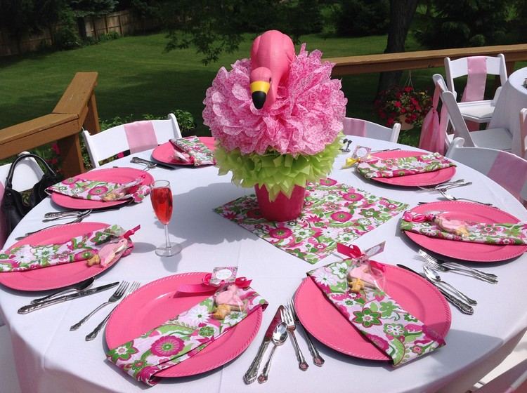 Lav din egen flamingodekoration til sommerfesten med pom poms ud af silkepapir