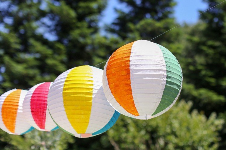 Lav selv sommerfestdekorationer, hæng farverige strandbolde af papirlygter