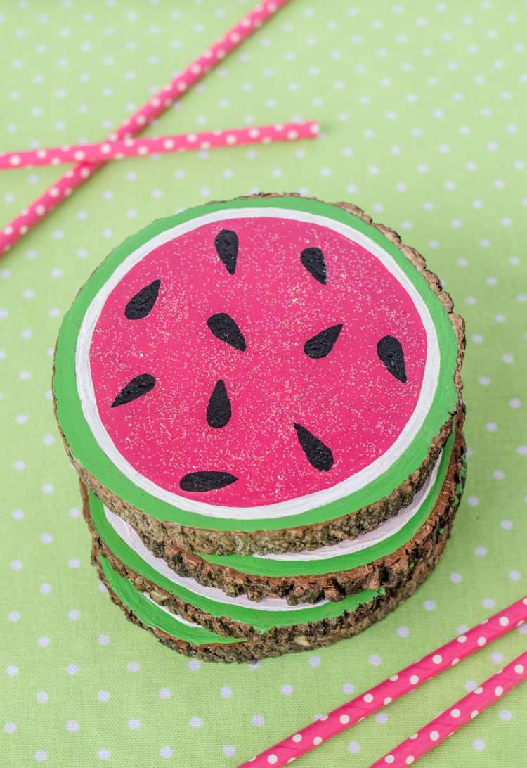 Deco til sommerfestivalen laver selv træskiver underholdere med vandmeloner