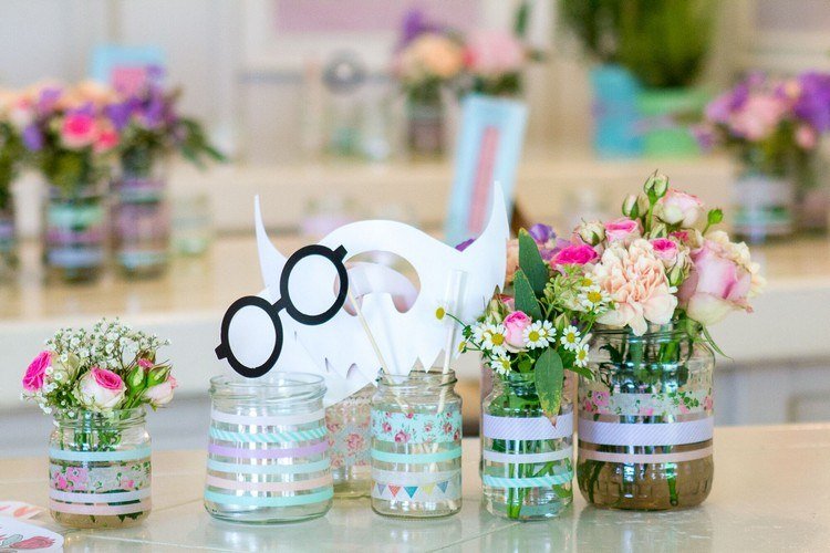 Lav din egen dekoration til havefest om sommeren af ​​glas med washi tape