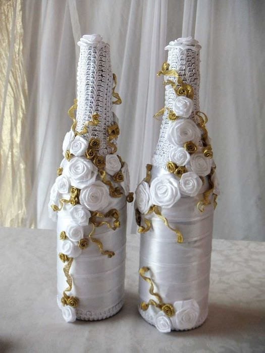шикозна украса от стъклени бутилки с пъстри панделки