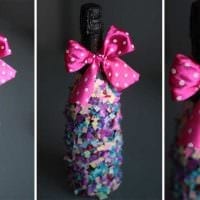 оригинална декорация на бутилки с цветни панделки снимка