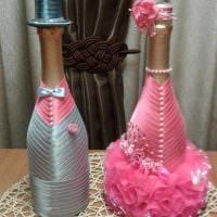 όμορφη διακόσμηση μπουκαλιών σαμπάνιας με πολύχρωμες κορδέλες εικόνα
