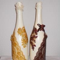 πανέμορφη διακόσμηση μπουκαλιών με πολύχρωμες κορδέλες φωτογραφία