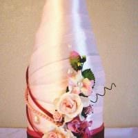 όμορφη διακόσμηση γυάλινων μπουκαλιών με πολύχρωμες κορδέλες φωτογραφία