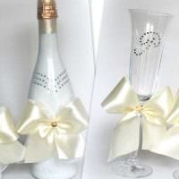 шикозна декорация на бутилки шампанско с декоративни панделки картина