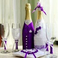 оригинална декорация на бутилки шампанско с цветни панделки снимка
