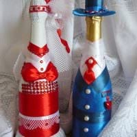 красива декорация на бутилки с цветни панделки снимка