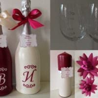 елегантна декорация на бутилки шампанско с декоративни панделки снимка