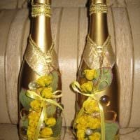 κομψή διακόσμηση από γυάλινα μπουκάλια με πολύχρωμες κορδέλες φωτογραφία