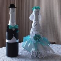 необичайна декорация на бутилки шампанско с декоративни панделки снимка