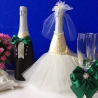 шикозна декорация на бутилки шампанско с цветни панделки снимка