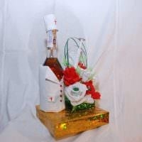 ярка декорация на бутилки шампанско с декоративни панделки снимка