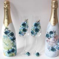красива декорация на бутилки шампанско с цветни панделки снимка