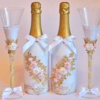 елегантна декорация на стъклени бутилки с декоративни панделки снимка