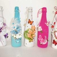 πρωτότυπο σχέδιο από γυάλινα μπουκάλια με διακοσμητικές κορδέλες φωτογραφία