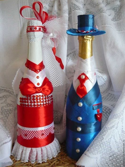 оригинален дизайн на бутилки с декоративни панделки