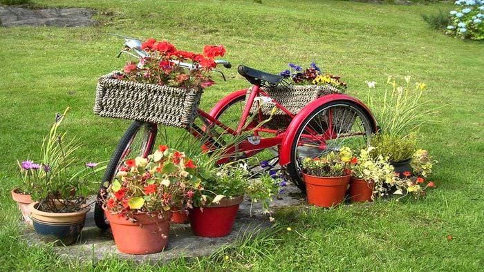 svetlá dekorácia dacha s improvizovanými materiálmi