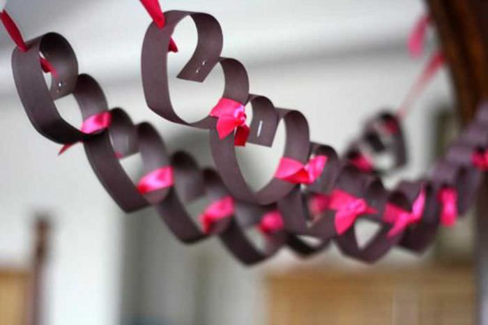 neobvyklá dekorácia miestnosti šrotovými materiálmi na Valentína