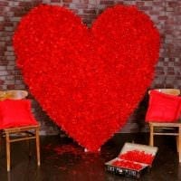 svetlá dekorácia miestnosti šrotovými materiálmi na valentínsky deň