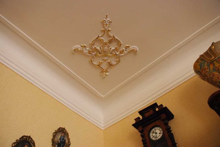 красива декорация на тавана с аксесоари
