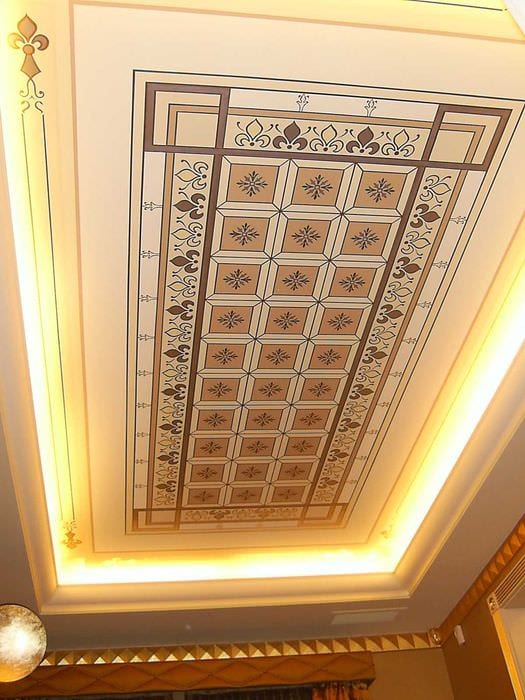 класическа декорация на тавана с шарка