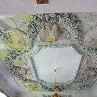 красива декорация на тавана с аксесоари снимка