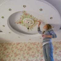 ярка декорация на тавана с допълнителна светла картина